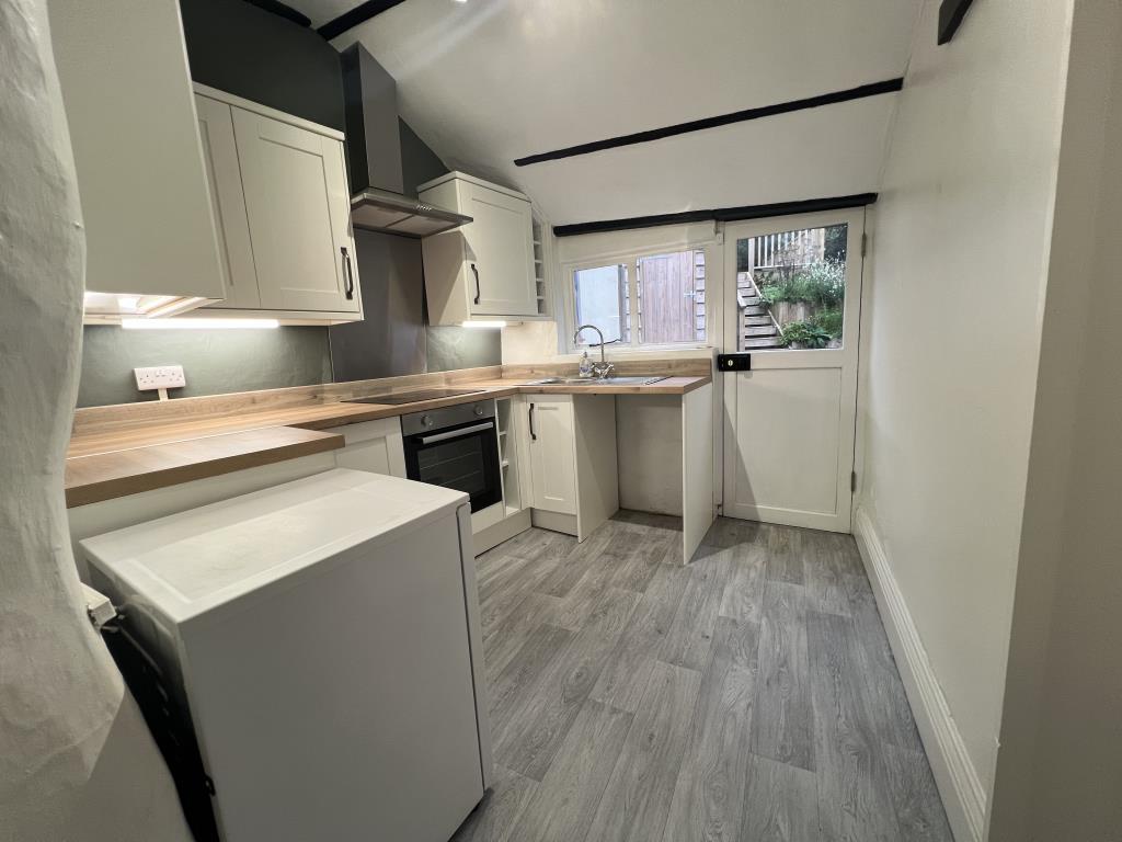 Lot: 96 - CHARACTER COTTAGE IN VILLAGE LOCATION - Newly fitted kitchen